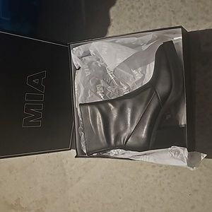 MIA Odie platform ankle boots- black Women's  11 M